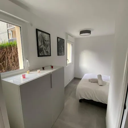 Modern Flat 5min From The Beach Apartment